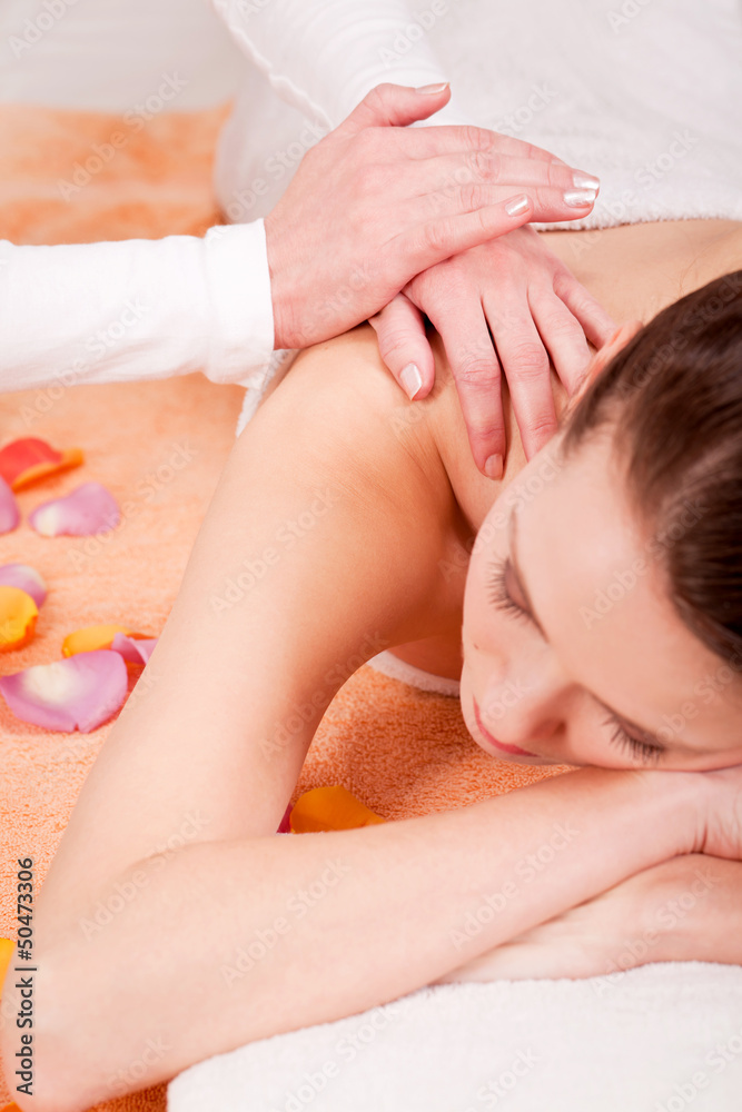 junge frau bei einer rücken nacken massage junge frau bei einer rücken nacken massage