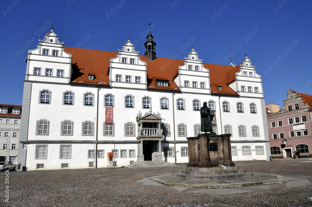 Rathaus Wittenberg mit Luther Denkmal