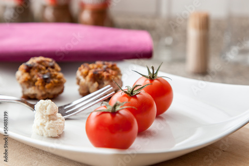 Tomaten mit Buletten als Zwischenmahlzeit