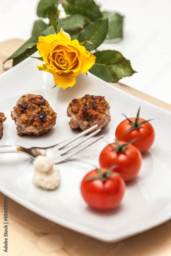 Tomaten mit Buletten als Zwischenmahlzeit