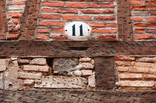 Numéro 11 sur façade ancienne