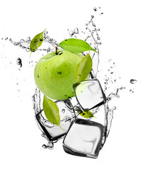 Fototapete Obst im Eis Grüner Apfel mit Eiswürfeln, isoliert auf weißem Hintergrund  © Jag_cz