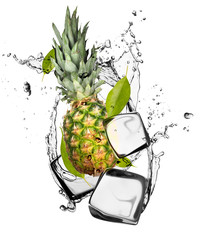 Fototapete Obst im Eis Ananas mit Eiswürfeln, isoliert auf weißem Hintergrund  © Jag_cz