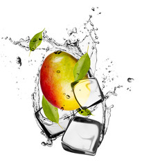 Fototapete Obst im Eis Mango mit Eiswürfeln, isoliert auf weißem Hintergrund  © Jag_cz