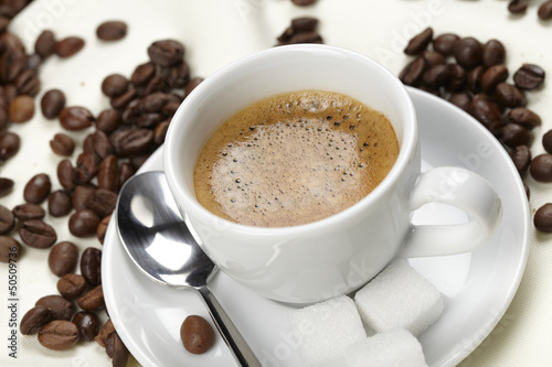 Espresso mit Kaffeebohnen