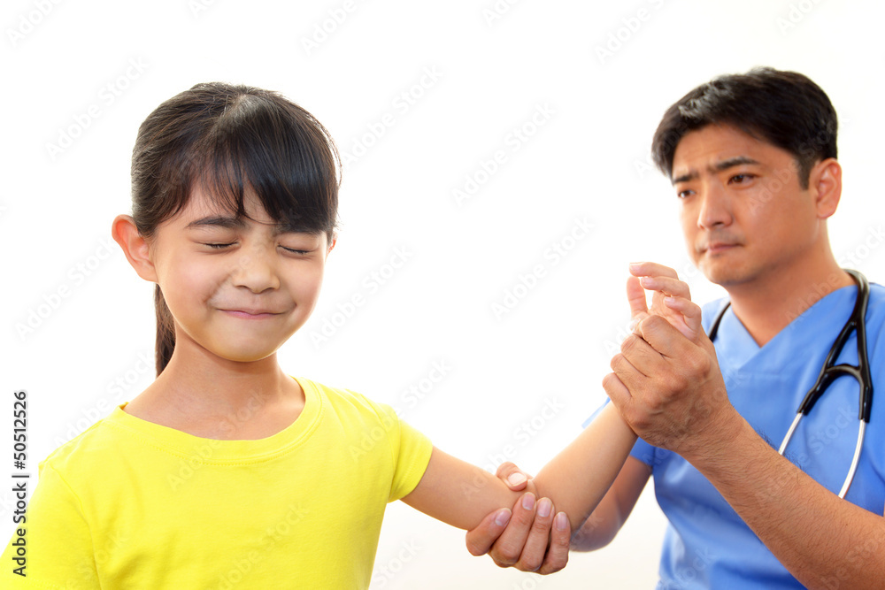 患児を診療中の真剣な表情の医師