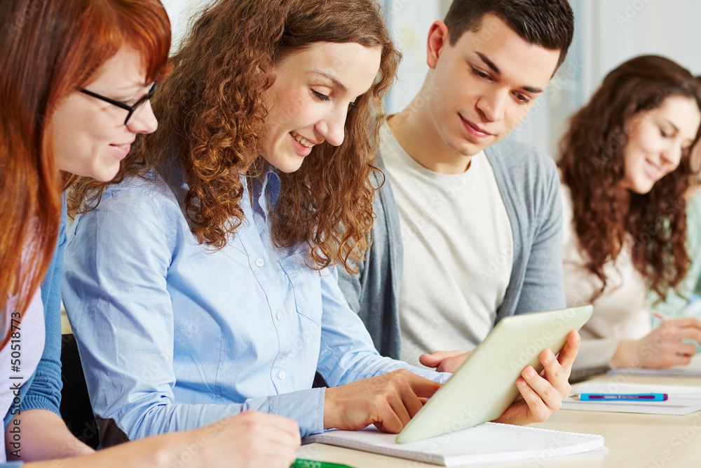 Schüler online mit Tablet Computer Schüler online mit Tablet Computer