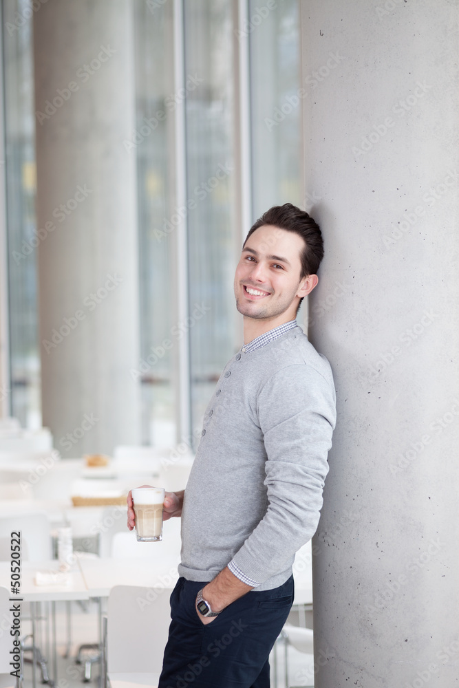 Fototapeta premium mann im cafe