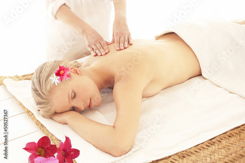 kris,massage,allongée,fleurs