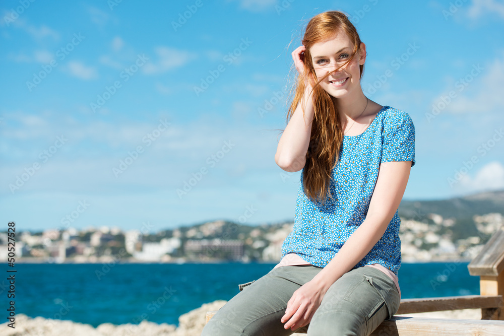 junge frau genießt die zeit am meer junge frau genießt die zeit am meer