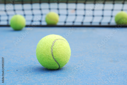 tennis balls on court field © yoki5270