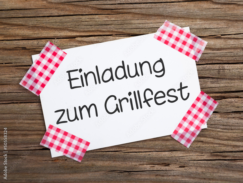 Klebestreifenzettel auf Holz EINLADUNG ZUM GRILLFEST Stock-Foto | Adobe  Stock