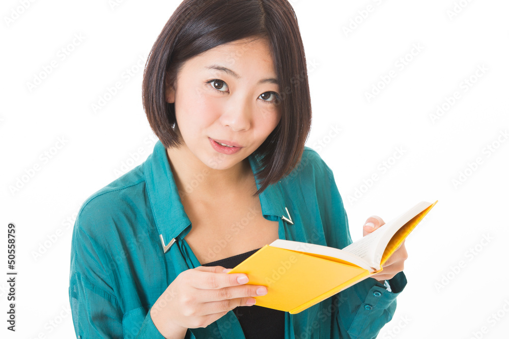 本を読む女性