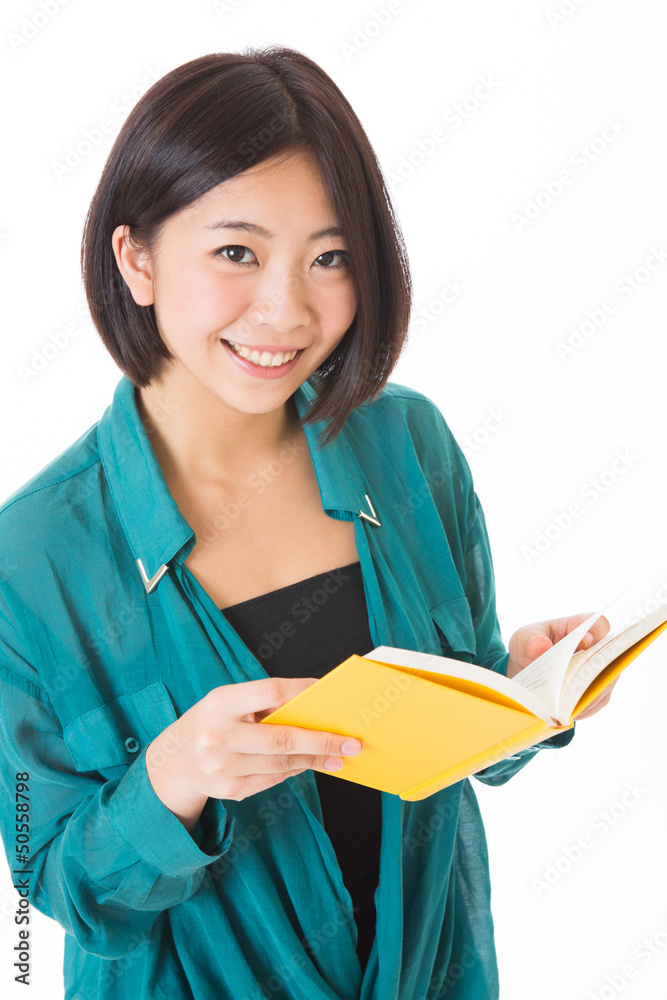本を読む女性
