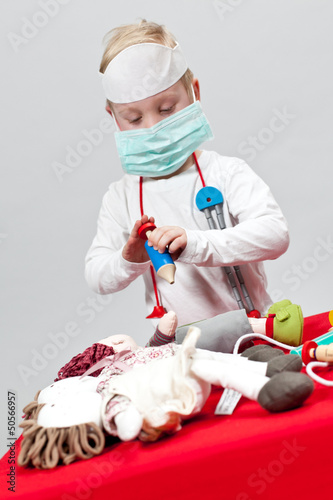 Junge als Arzt