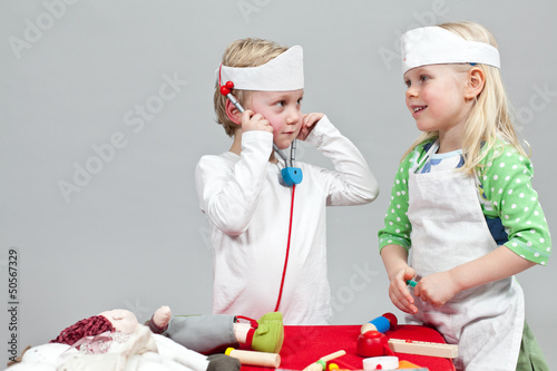 Kinder spielen Arzt