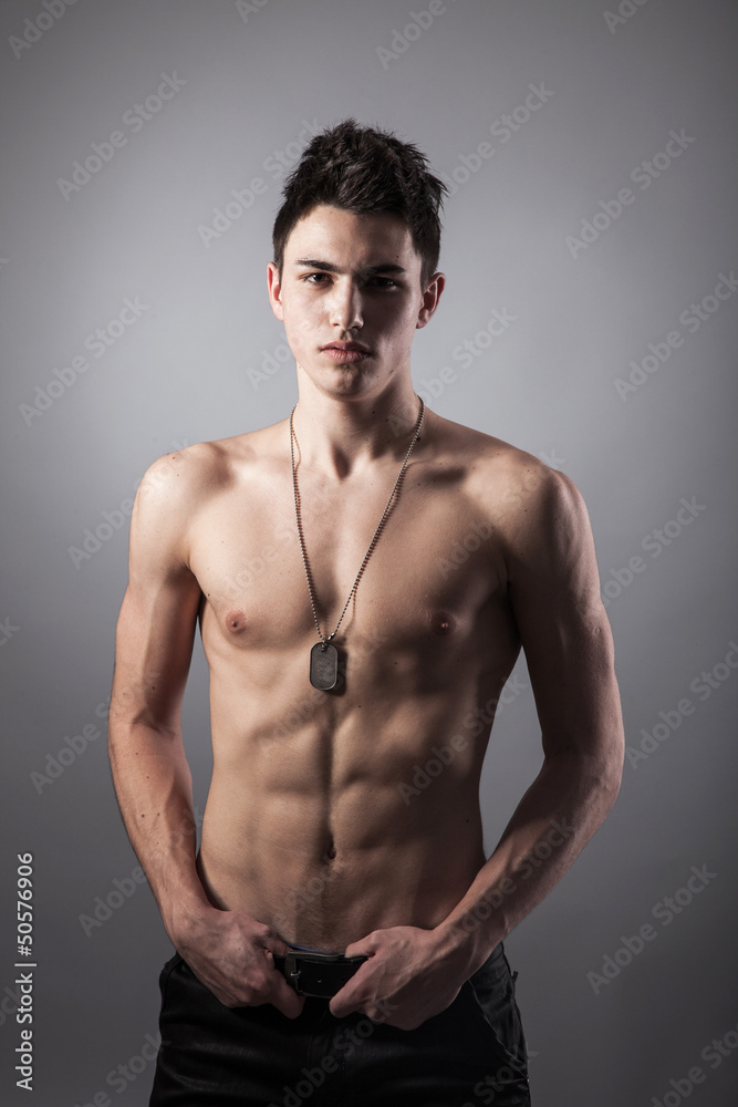 Obraz premium Muscular built man with a dog tags.