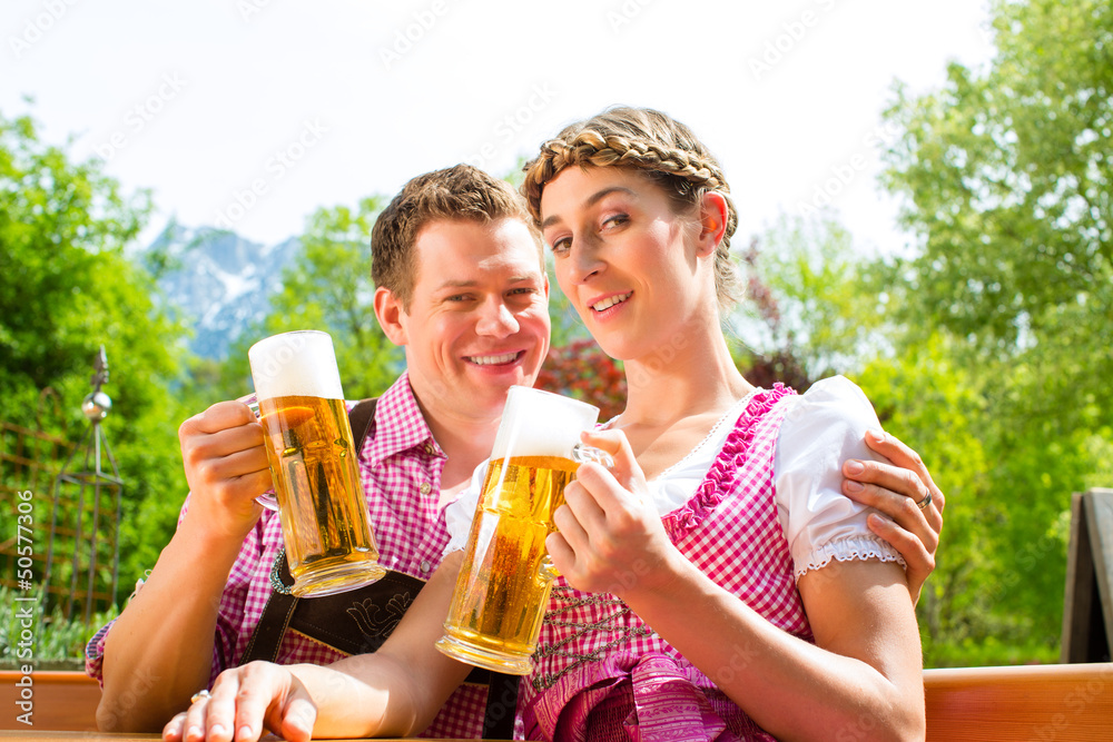 Glückliches Paar mit Bier im Biergarten Restaurant Glückliches Paar mit Bier im Biergarten Restaurant