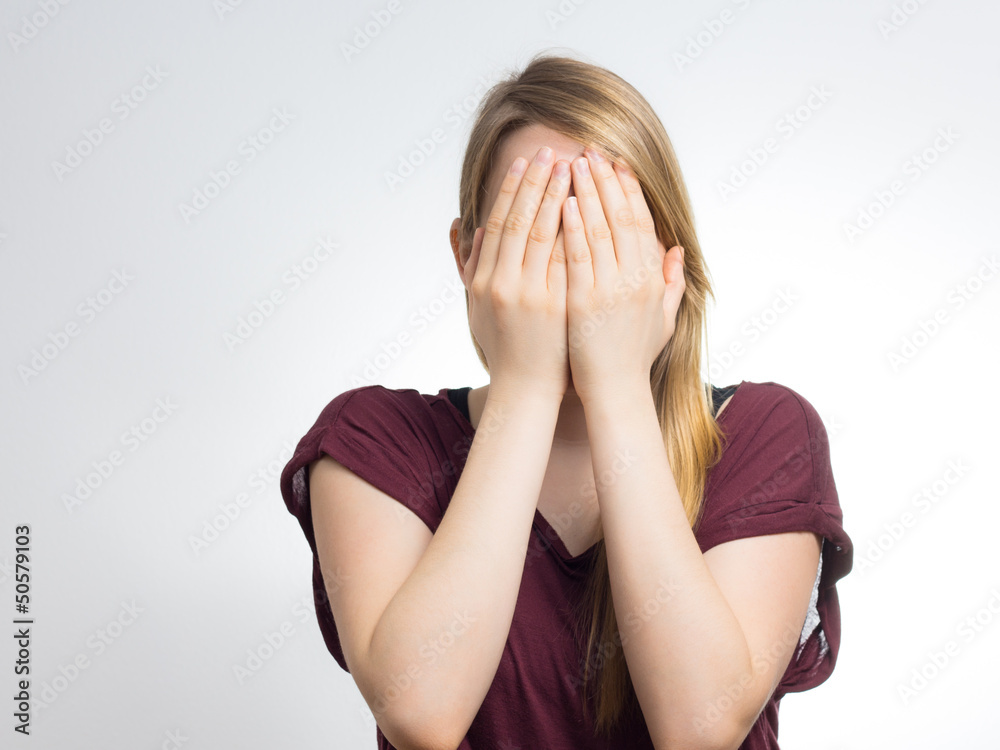 Junge Frau bedeckt ihr Gesicht Junge Frau bedeckt ihr Gesicht