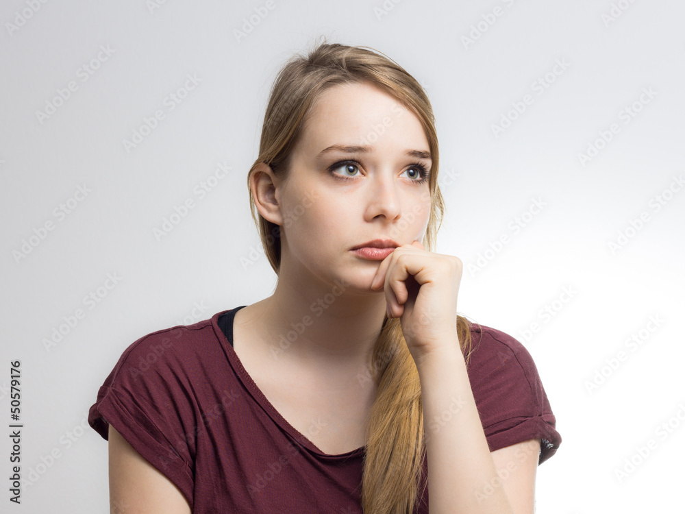 Junge Frau schaut sorgenerfüllt