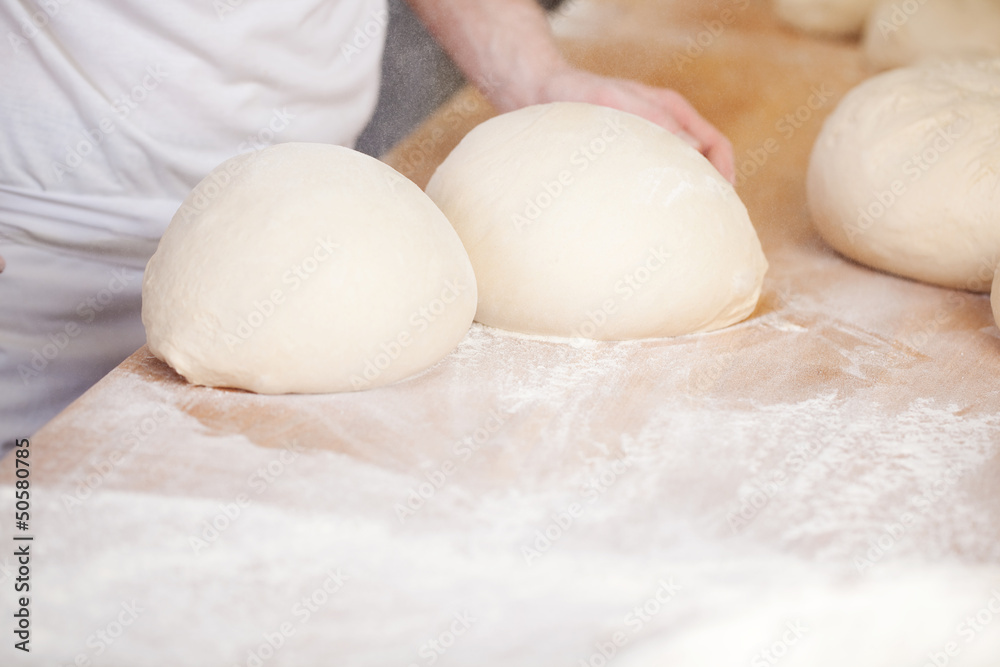 bäcker beim brotbacken bäcker beim brotbacken