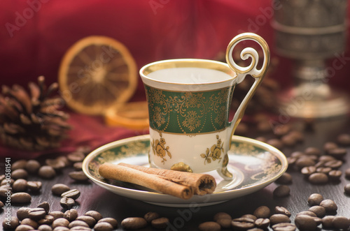 Dampfender Kaffee in Orientalische Mokka-Tasse