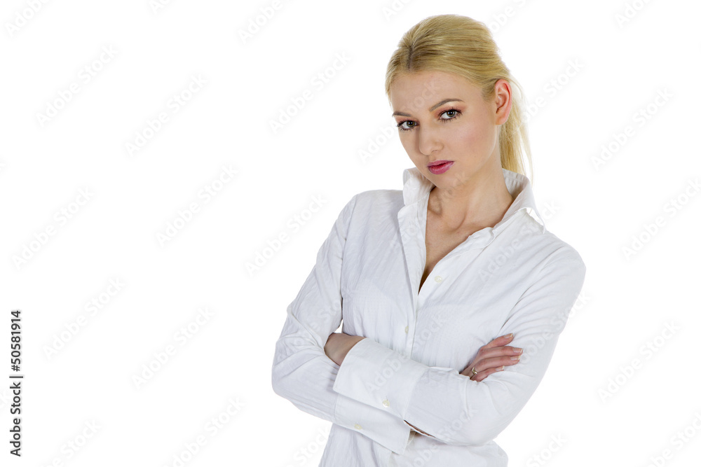 Kühle Blondine mit kritischem Blick und verschränkten Armen Kühle Blondine mit kritischem Blick und verschränkten Armen