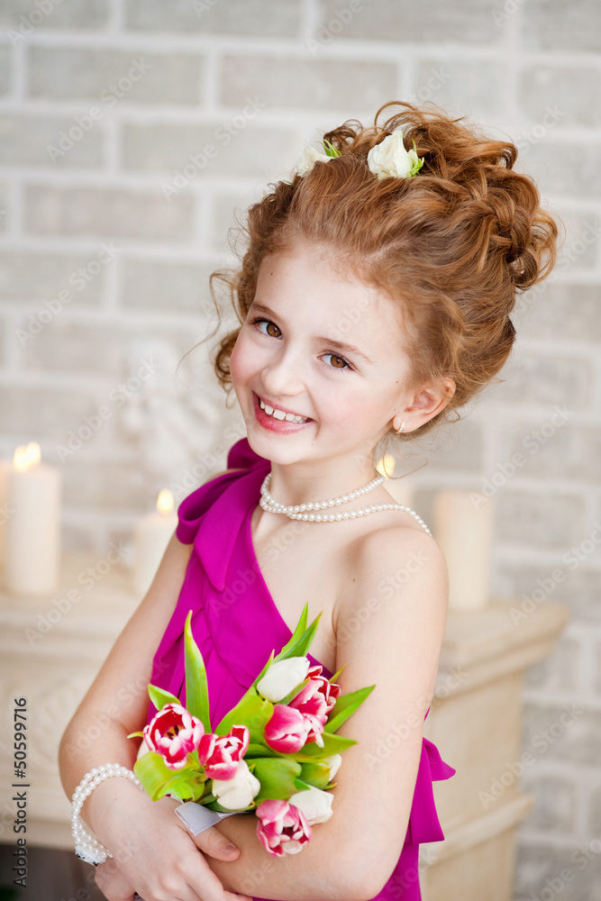 Naklejka premium Portrait of a beautiful girl with tulips
