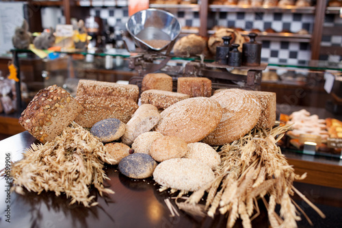 auswahl von broten in der bäckerei photo
