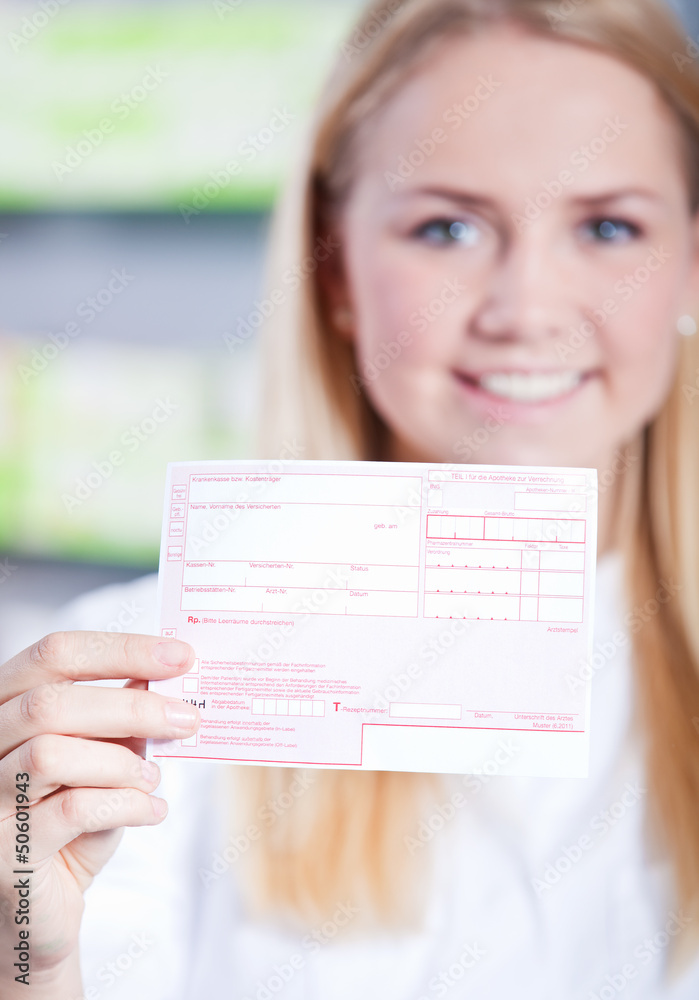 Kann Arzt Sehen Ob Rezept Eingelöst Wurde Angestellte in Apotheke hält blanko Rezept Stock-Foto | Adobe Stock