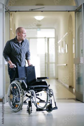Mann schiebt Rollstuhl © Peter Atkins