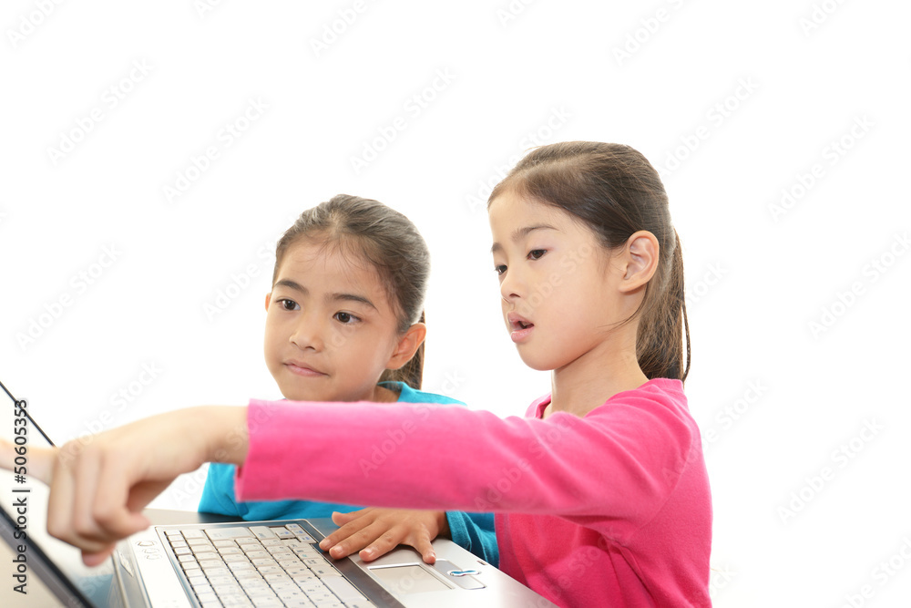 インターネットを楽しむ姉妹 インターネットを楽しむ姉妹