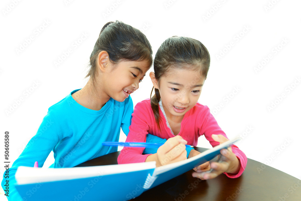 勉強を楽しむ二人の女の子 勉強を楽しむ二人の女の子