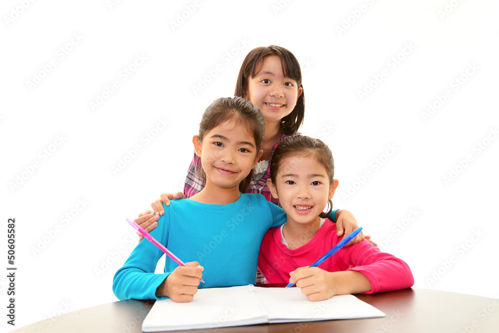 勉強を楽しむ3人の女の子 勉強を楽しむ3人の女の子