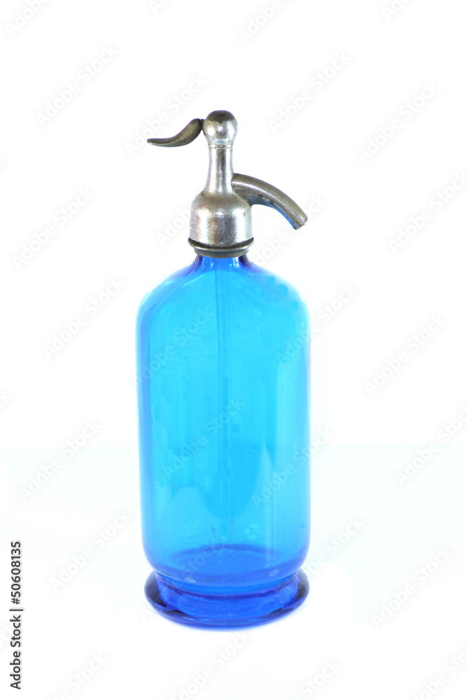 Une bouteille d'eau de Selz sur fond blanc Une bouteille d'eau de Selz sur fond blanc