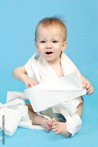 Kleinkind mit Toilettenpapier