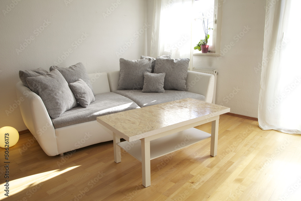 Wohnung mit Sofa und Tisch im Wohnzimmer Wohnung mit Sofa und Tisch im Wohnzimmer
