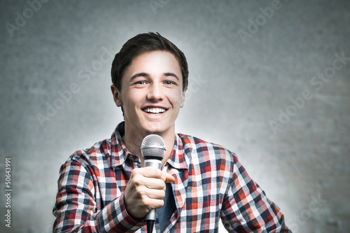 Junger Mann mit Mikrofon photo