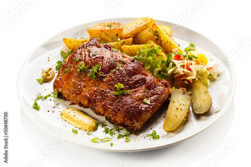 Tasty grilled ribs with vegetables