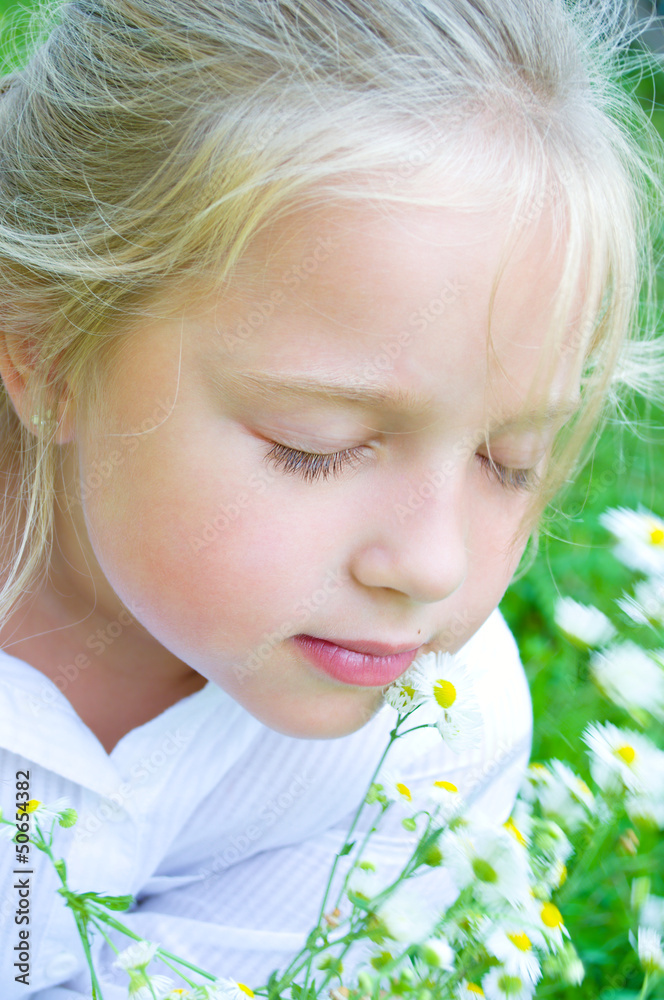 Portrait of a little girl with daisy