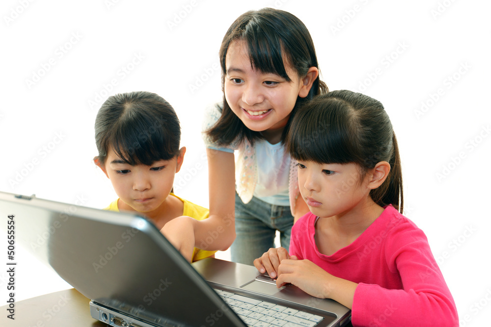 パソコンを楽しむ3人の女の子 パソコンを楽しむ3人の女の子
