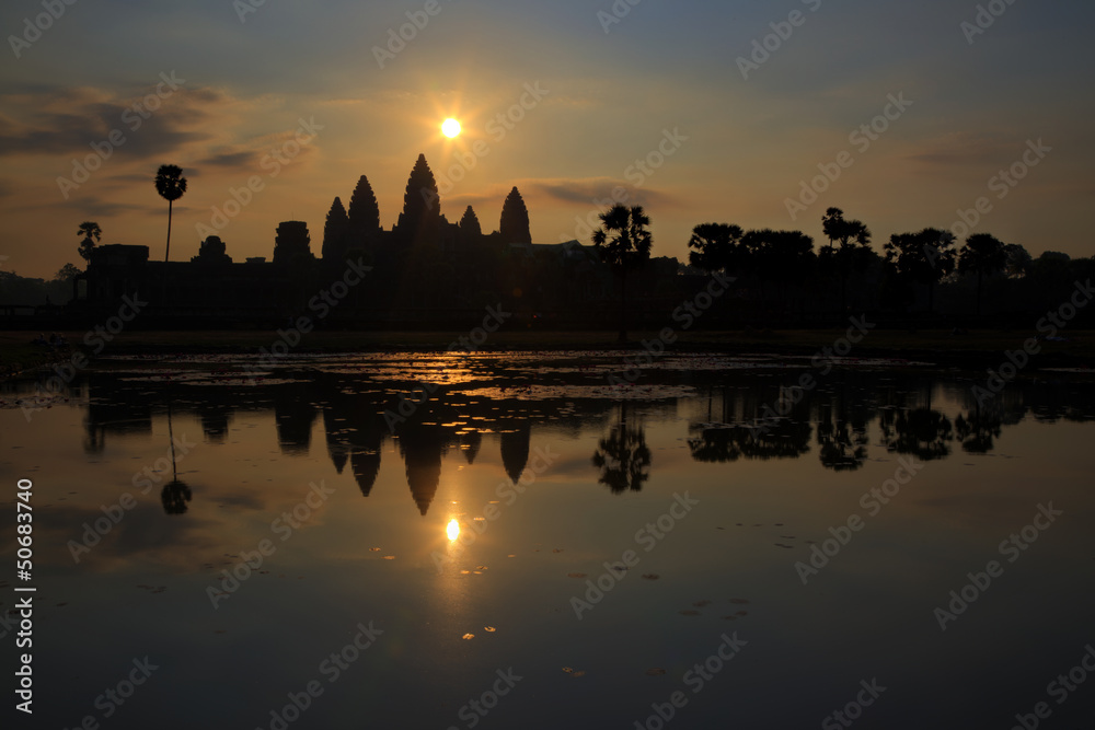 Naklejka premium Sunrise over Angkor Wat