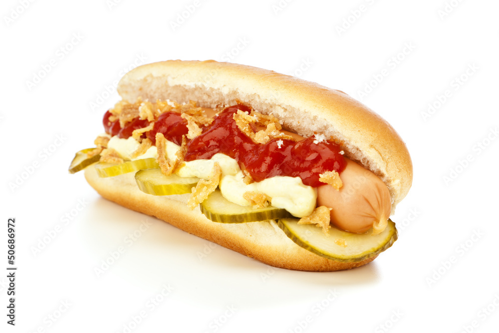 Dänischer Hot Dog mit Gurken und Röstzwiebeln Dänischer Hot Dog mit Gurken und Röstzwiebeln