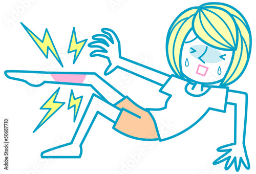 こむら返りに苦しむ女性