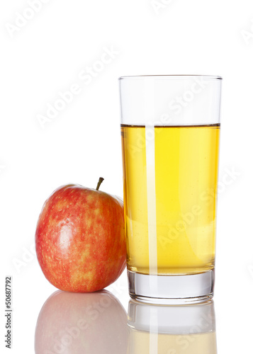 Apfelsaft und roter Apfel isoliert