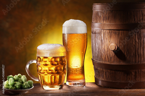 Beer glasses with a wooden barrel.