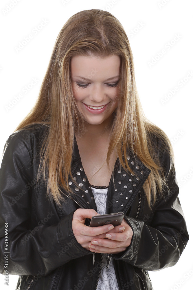Jugendliche freut sich über SMS auf ihrem Mobil Telefon Jugendliche freut sich über SMS auf ihrem Mobil Telefon