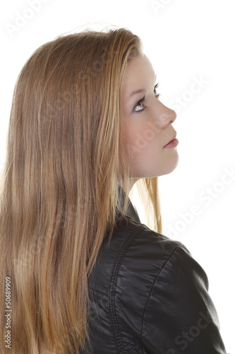 Hübsches Mädchen mit langen Haaren im Profil schaut nach oben