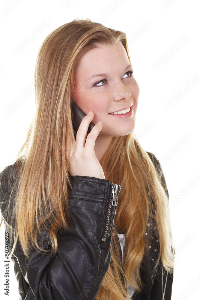 Weiblicher Teenager telefoniert mit mobilem Telefon Weiblicher Teenager telefoniert mit mobilem Telefon