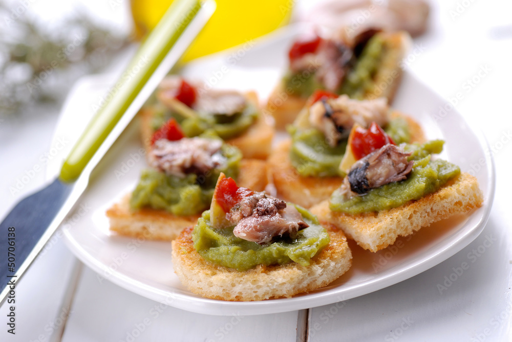 crostini con crema di asparagi e alici